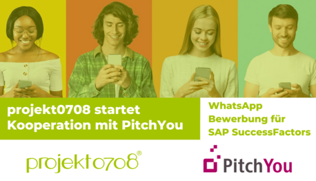 Vier Jugendliche schauen auf das Smartphone, Logos von p78 und PitchYou